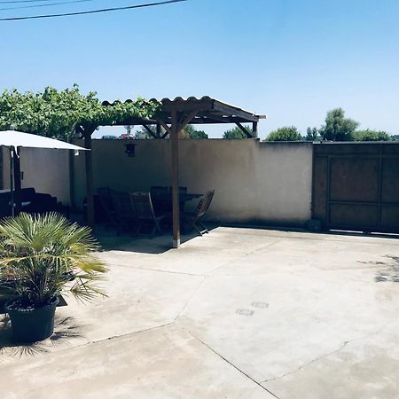 Appartement Tout Confort Avec Parking Ferme آرْلْ المظهر الخارجي الصورة